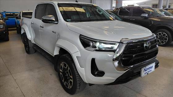 TOYOTA HILUX 2.8 D-4D TURBO DIESEL CD SRX 4X4 AUTOMÁTICO